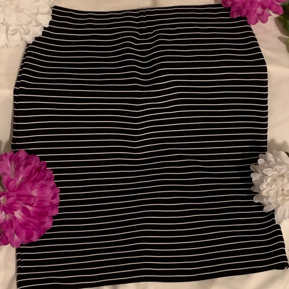 🌹Loft Mini Skirt Petites🌹 - Picture 2 of 4